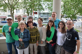 Gruppenfoto mit grünen Telefonen 