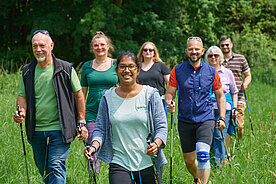 Gruppe von Menschen beim Nordic Walking