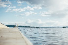 Ein See mit Steg