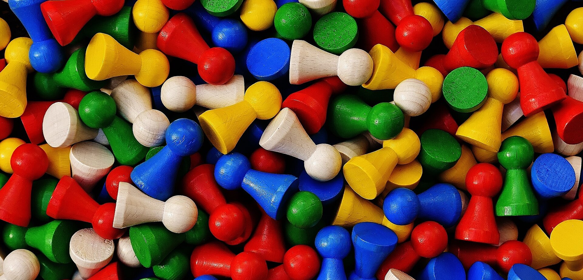 Symbolbild: bunte Spielfiguren aus Holz