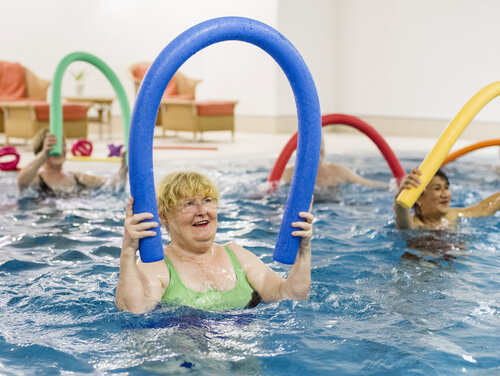 Gruppe von Menschen beim Funktionstraining im Schwimmbecken