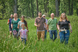 Gruppe von Menschen beim Nordic Walking