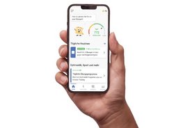 Eine Hand hält ein Handy, auf dem die Axia App geöffnet ist.