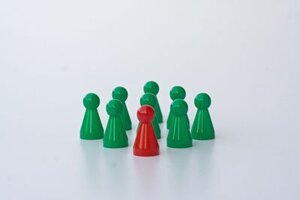 8 grüne und 1 rotes Männchen Spielfiguren Inklusion ausgeschlossen Ausschluss Gruppe Rheuma Liga rheumaliga