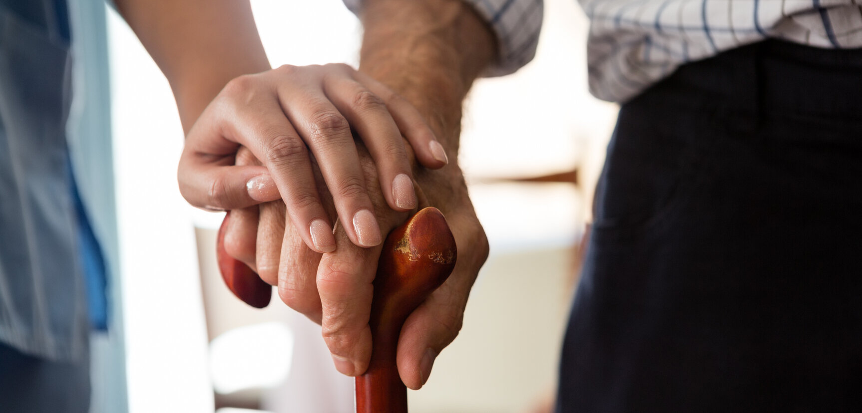 Symbolbild Pflege: Hand auf Hand legen