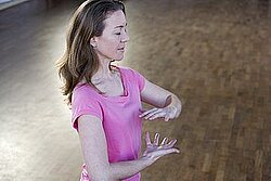 Frau macht Sport Yoga Energie alternative Medizin Heilkunde Hände Rheuma Liga rheumaliga
