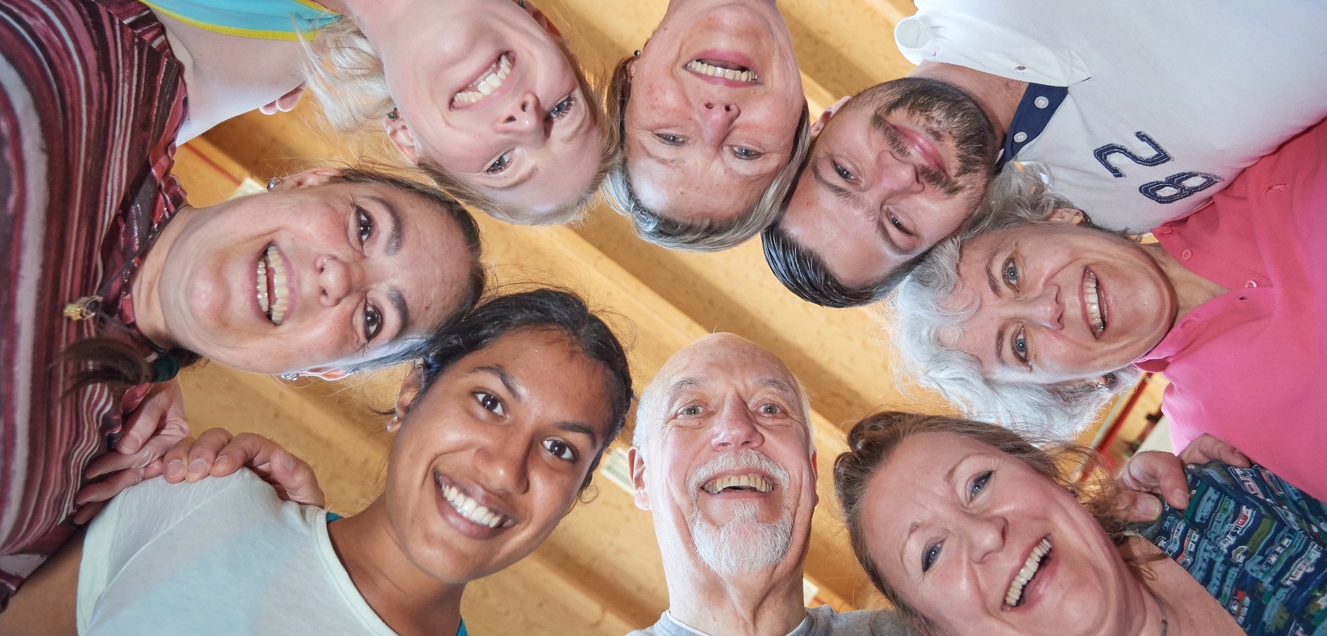 Gruppenbild: Menschen von unten nach oben fotografiert