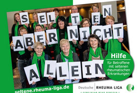 Die Vorderseite der Postkarte zeigt die Mitglieder des Netzwerks Seltene, die den Schriftzug "Selten, aber nicht allein" hochhalten".