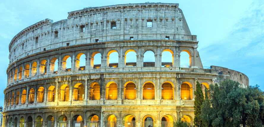 Straßenszene vor dem Colosseum in Rom