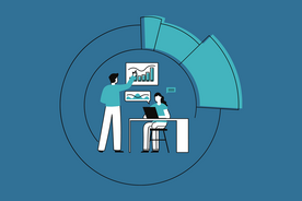 Ein Mann zeigt etwas in einem Diagramm auf einer Tafel und eine Frau sitzt am Laptop.