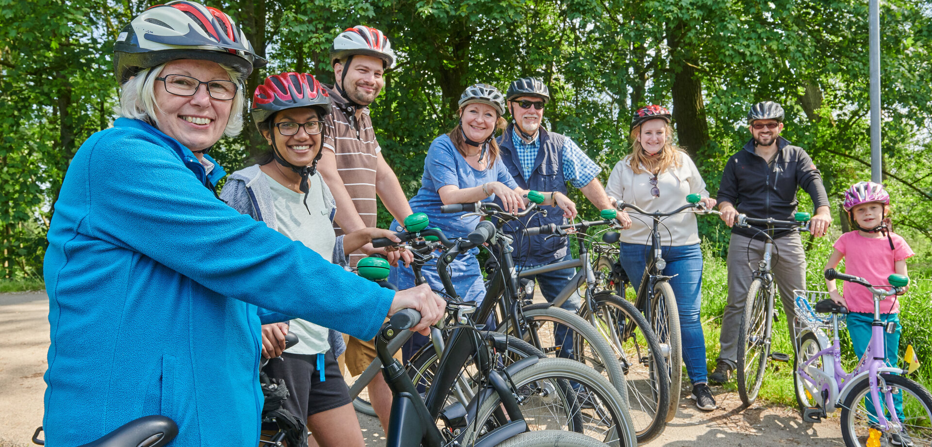Gruppenbild Menschen mit Fahrrädern