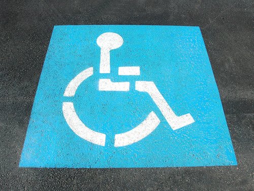 Ein Parkplatz für Menschen mit Behinderung, zu sehen ist das Symbol eines Rollstuhlfahrers