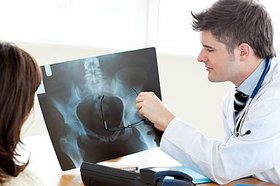 Besuch beim Facharzt Arzt und Patient Besprechung Rheuma Liga rheumaliga