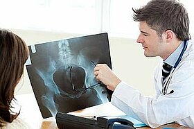 Besuch beim Facharzt Arzt und Patient Besprechung Rheuma Liga rheumaliga