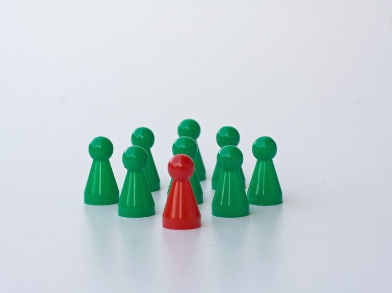 8 grüne und 1 rotes Männchen Spielfiguren Inklusion ausgeschlossen Ausschluss Gruppe Rheuma Liga rheumaliga