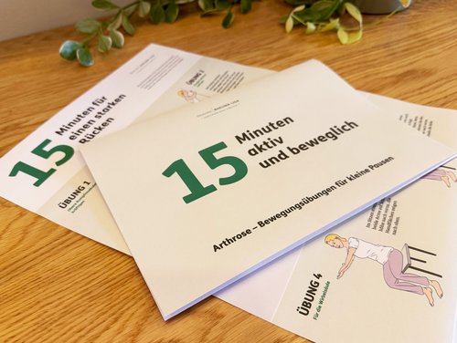 Zwei Bewegungsposter der Deutschen Rheuma-Liga liegen auf einem Tisch.