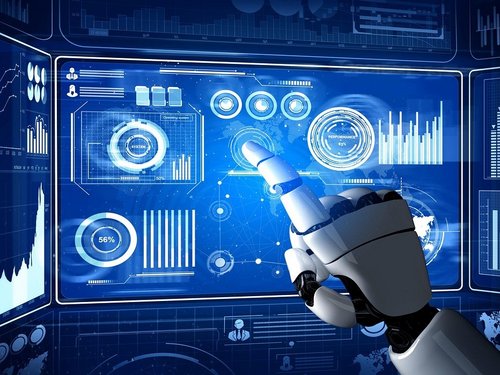 Eine Roboterhand ist vor digitalen Grafiken zu sehen.