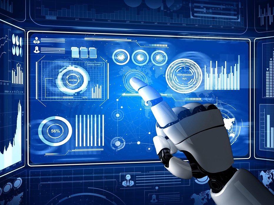 Eine Roboterhand ist vor digitalen Grafiken zu sehen.