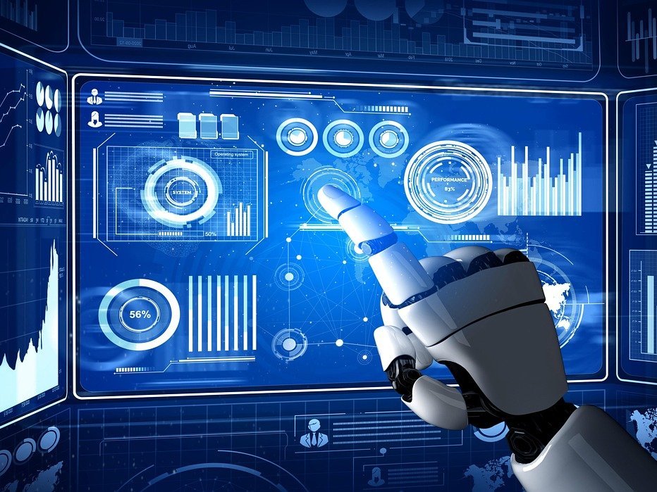 Eine Roboterhand ist vor digitalen Grafiken zu sehen.