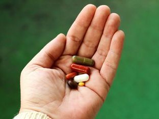 Medikamente Medis Arzneien in einer Hand Rheuma Liga Informationen rheumaliga