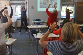 Bewegungsübung im Selbstmanagement-Kurs