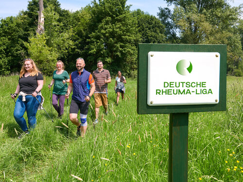 Gruppe von Menschen beim Nordic Walking