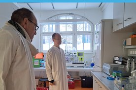 Forschungspartner Julius Wiegand (l.) mit dem Wissenschaftler Christian Schmidt (r.) der Universität Leipzig bei der Laborbesichtigung.