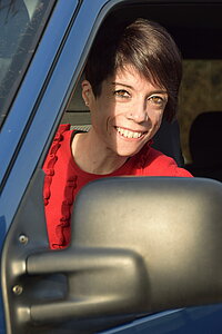 Frau im Auto Fenster lächelt Rheuma Liga rheumaliga 