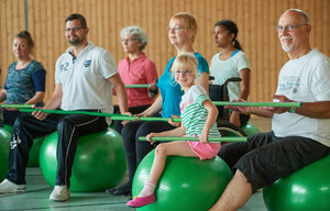 Mehrere Menschen beim Funktionstraining in der Sporthalle