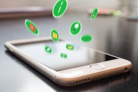 Smartphone mit schwebenden Symbolen für digitale Gesundheitsanwendungen wie elektronische Patientenakte, Rezepte und medizinische Informationen