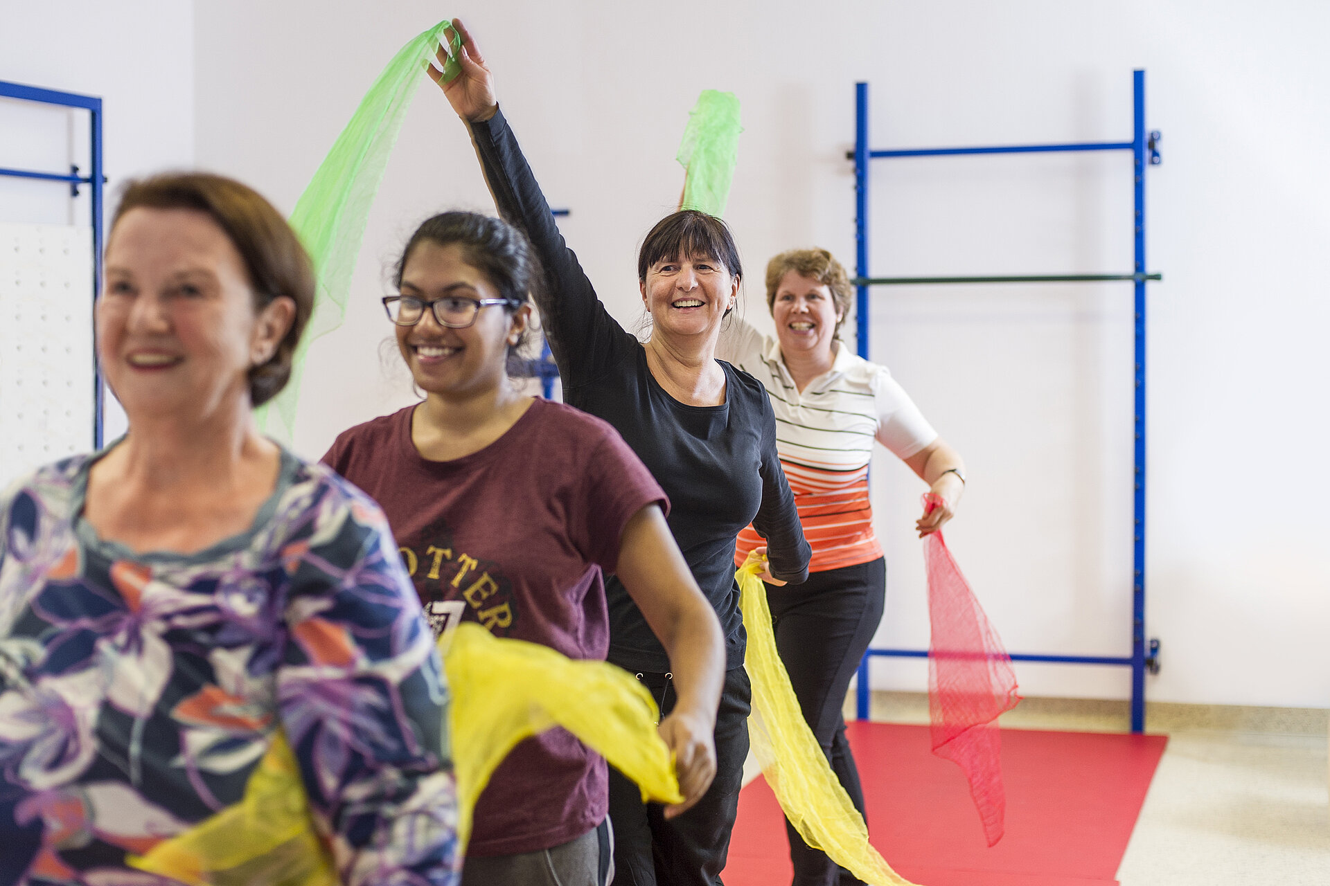 Gruppe von Menschen beim Funktionstraining