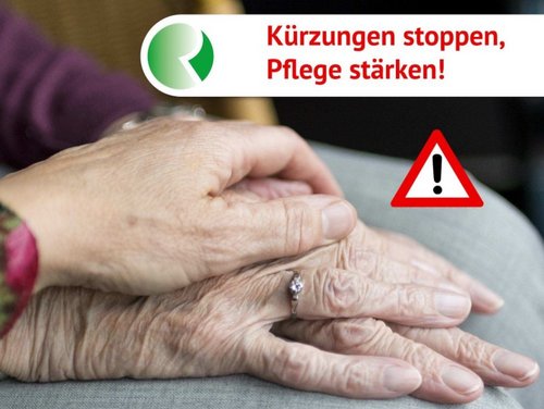 Das Bild zeigt zwei Hände von älteren Menschen mit dem Schriftzug "Kürzungen stoppen, Pflege stärken".